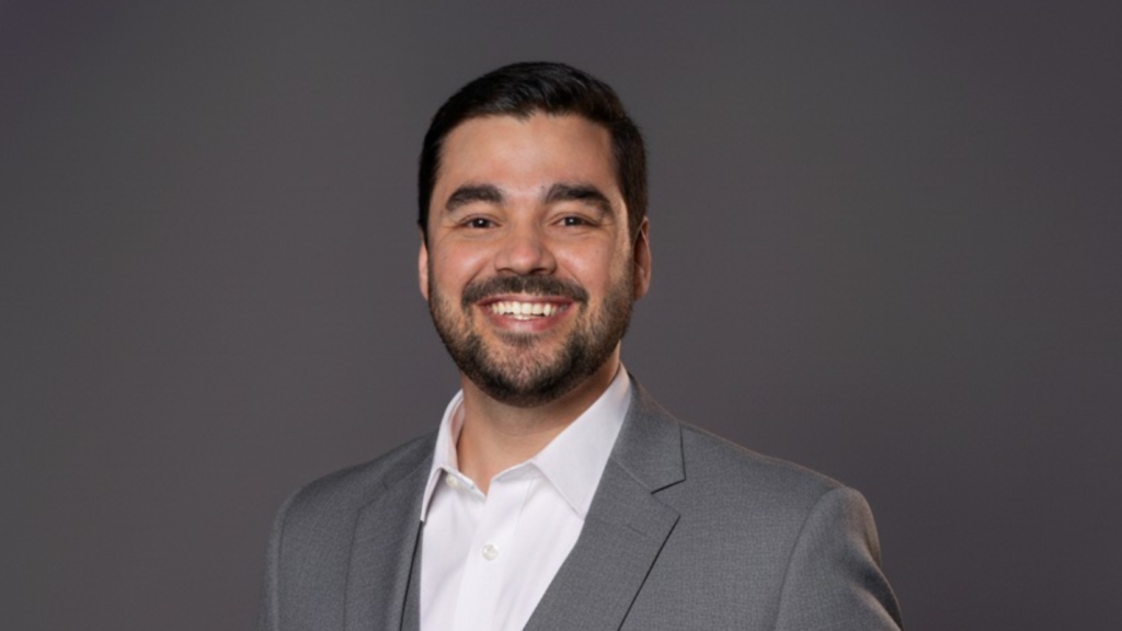 Dr. Renan Bittencourt, cirurgião bucomaxilofacial da Schwartz Odontologia, em Canguçu