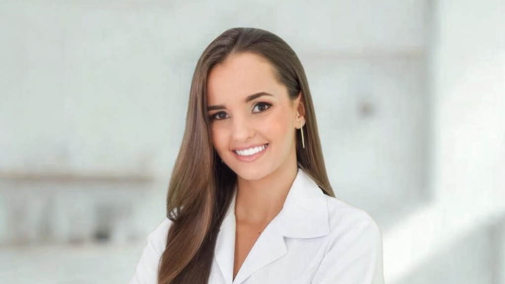Dra. Caroline Silveira, cirurgiã-dentista com atuação em Endodontia na Schwartz Odontologia em Canguçu